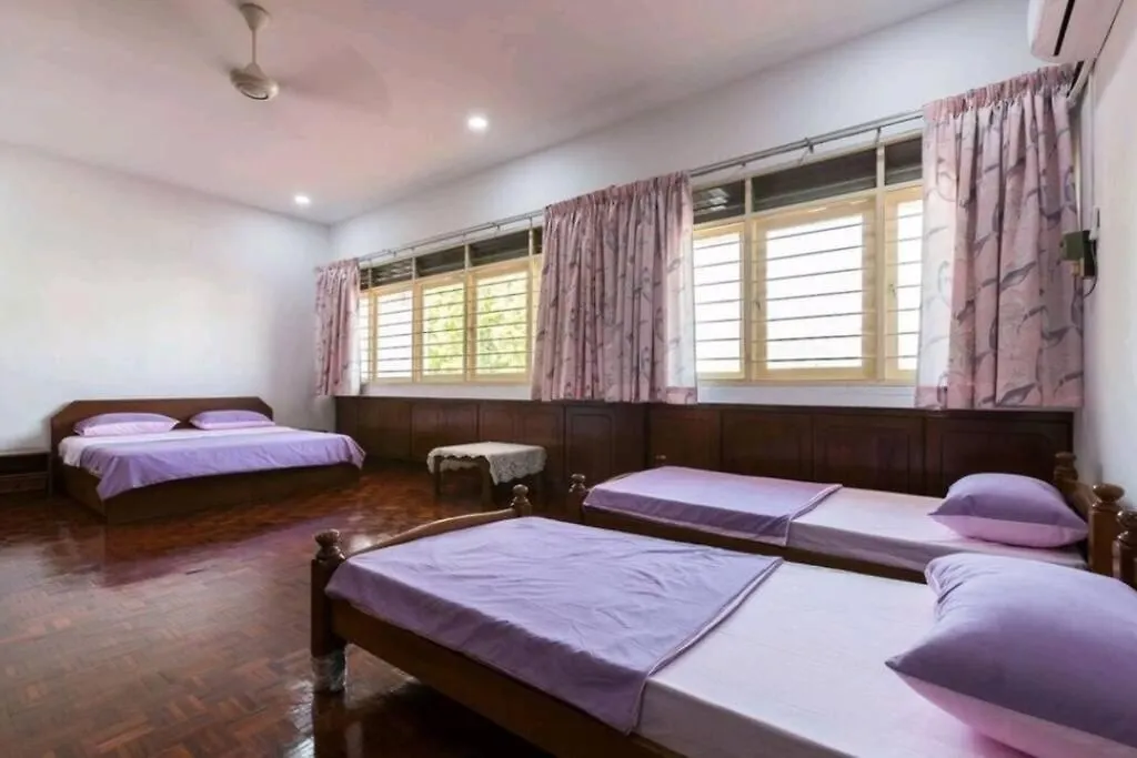10 Penang Homestay@Usm@Qbay Mall@4 Bedrooms 10Pax Gelugor Holiday home